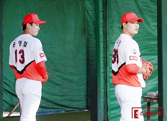 KIA 투수 윤영철(사진 왼쪽)과 최지민(사진 오른쪽)이 3월 5일 오키나와 킨 구장 불펜장에서 불펜 투구를 소화하고 있다(사진=스포츠춘추 김근한 기자)