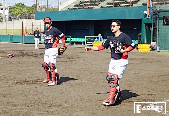 주효상(사진 왼쪽)과 팀 내 선의의 주전 포수 경쟁을 펼치는 한승택(사진 오른쪽)(사진=스포츠춘추 김근한 기자)
