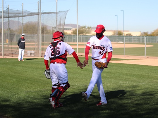 스프링캠프에서 배터리 호흡을 맞추고 있는 한승택(사진 왼쪽)과 외국인 투수 아도니스 메디나(사진 오른쪽)(사진=KIA) 