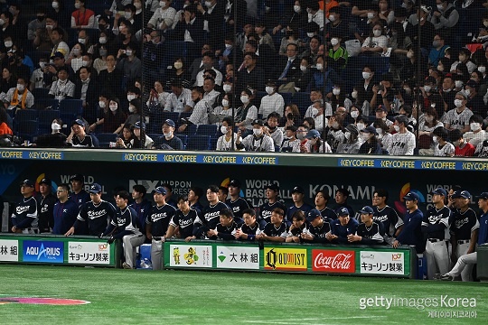 한일전 경기 후반 대패 분위기 속에서 충격에 빠진 한국 대표팀 벤치. 마운드 연쇄 붕괴는 한국야구의 현 주소를 적나라게 보여줬다(사진=gettyimages)