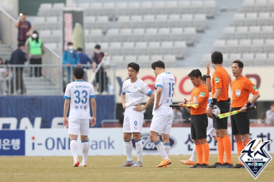 수원 삼성 주전 공격수 안병준(가운데 9번)이 3경기 연속 무득점에 그치고 있다(사진=프로축구연맹)