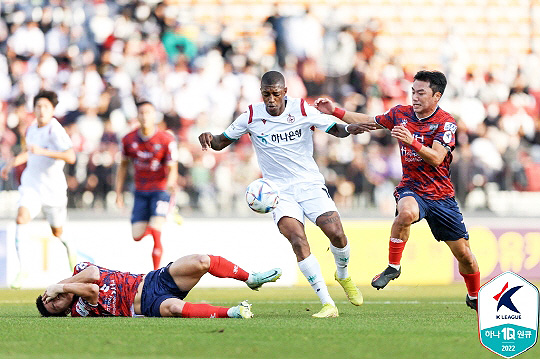 대전하나시티즌 외국인 공격수 레안드로(사진 가운데)(사진=한국프로축구연맹)