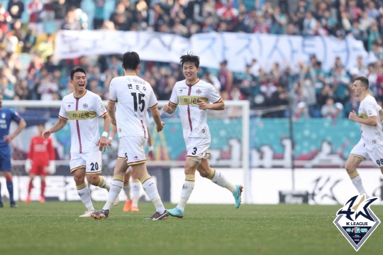 김민덕(가운데 3번)이 득점 이후 대전 선수들과 환호하고 있다(사진=프로축구연맹)