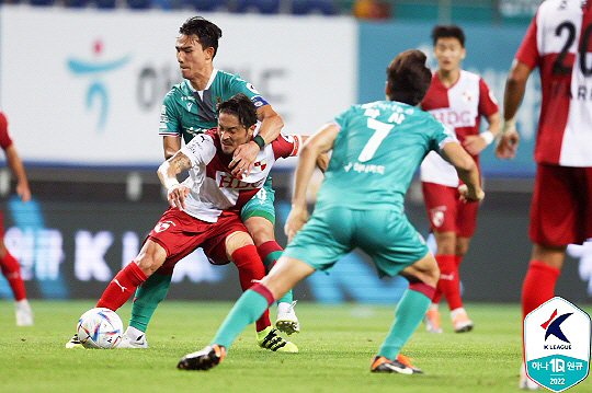 파이팅 넘치는 수비가 강점으로 꼽히는 조유민(사진 오른쪽)(사진=한국프로축구연맹)