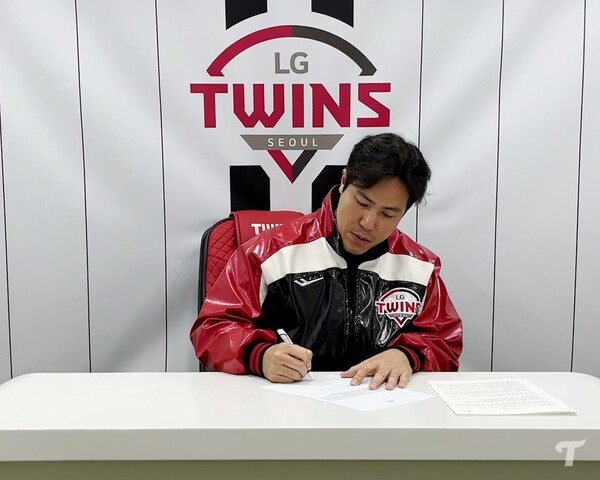 Kim Jin Seong assina o contrato (Foto = LG)