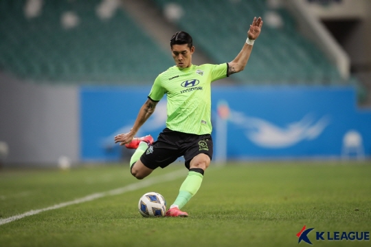 전북과 축구 국가대표팀을 책임졌던 이용. 이젠 수원FC의 수비진을 이끈다(사진=게티이미지코리아)