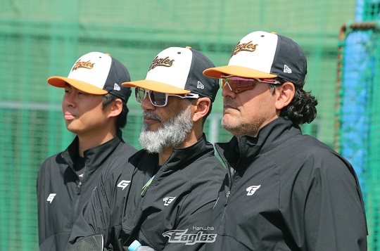 한화 로사도 투수코치, 수베로 감독(사진=한화)