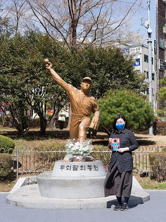 지난해 3월 임 부장검사의 ‘무쇠팔 최동원 동상’ 방문 장면(사진=임은정 부장검사 SNS)