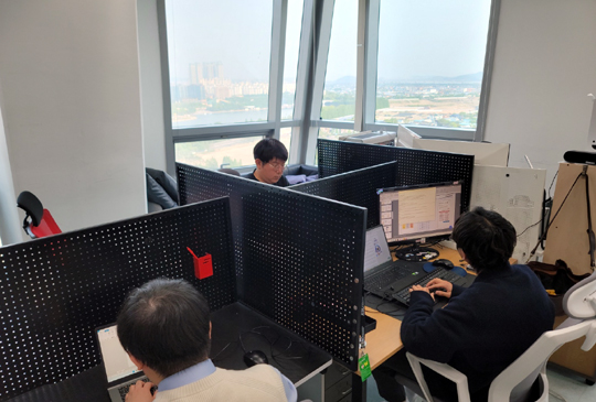 스포츠춘추 기자들이 업무에 몰두한 장면(사진=스포츠춘추)