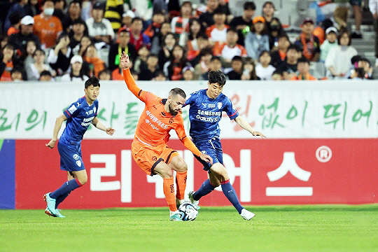 강원 FC 스트라이커 디노(사진 왼쪽)(사진=한국프로축구연맹)