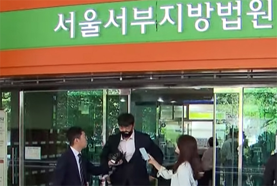 5월 31일 선고공판 뒤 취재진 앞에서 선 이영하(사진=KBS 뉴스 화면 캡처)