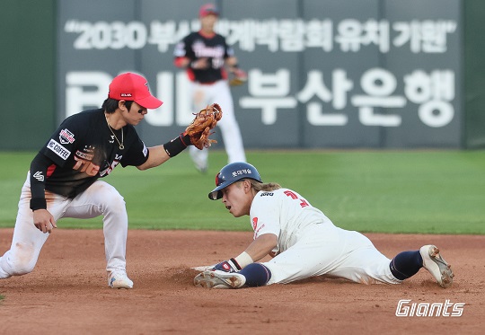 롯데 1루 주자 황성빈이 2루로 쇄도하고 있다(사진=롯데)