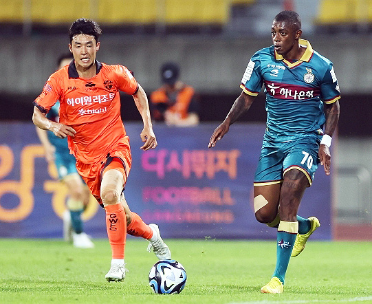 대전 공격 핵심 레안드로(사진 오른쪽)(사진=한국프로축구연맹)