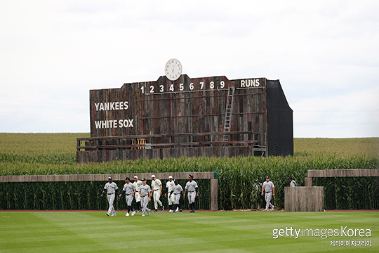 아이오와주 다이어스빌에 위치한 옥수수밭 야구장에서 열린 2022년 MLB ‘꿈의 구장’ 경기(사진=게티이미지코리아)