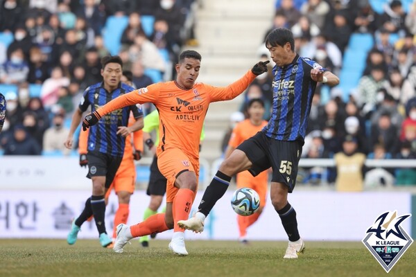 제주 공격수 유리 조나탄(가운데)(사진=프로축구연맹)