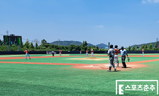 장쑤 거마 야구단과 경기 가평 웨일스의 연습경기 장면(사진=스포츠춘추 김종원 기자)