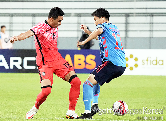 한국 축구 대표팀 중앙 수비수 박지수(사진 왼쪽)(사진=게티이미지코리아)