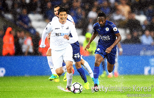 잉글랜드 프리미어리그를 누볐던 스완지 시티 시절 기성용(사진 왼쪽)(사진=게티이미지코리아)