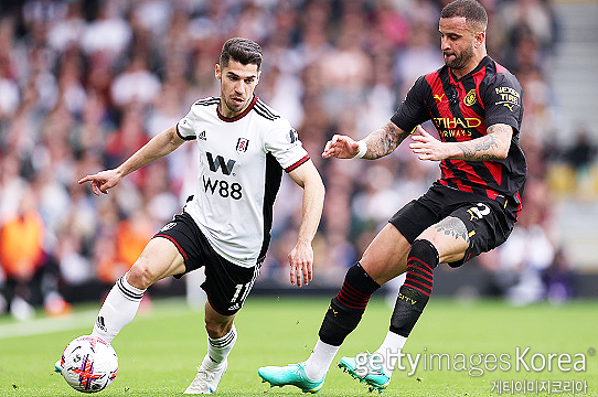 빠른 드리블이 장기인 솔로몬(사진 왼쪽)(사진=게티이미지코리아)