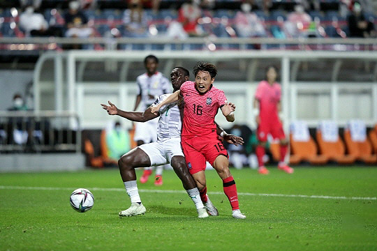 조영욱(사진 오른쪽)(사진=대한축구협회)