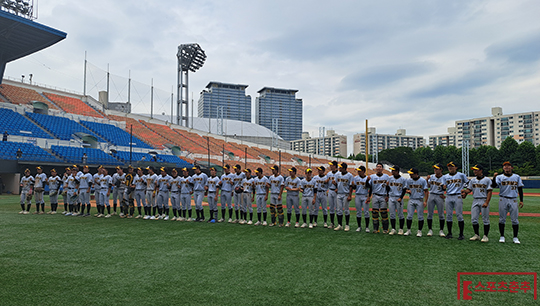 창단 첫 전국대회 4강 진출 쾌거를 달성한 경기상고 선수단(사진=스포츠춘추 김종원 기자)