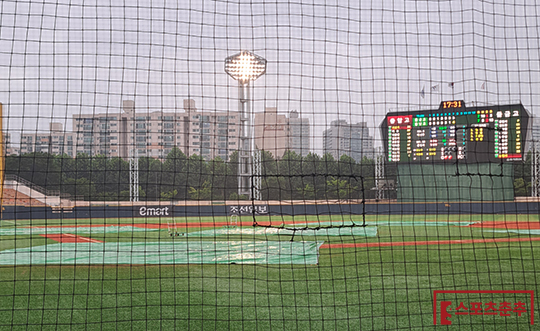 7월 22일 청룡기 8강 충암고-물금고전, 두 번째 우천 중단 상황(사진=스포츠춘추 김종원 기자)