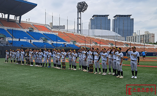 창단 첫 전국대회 4강 진출에 성공한 경기상고 선수단(사진=스포츠춘추 김종원 기자)