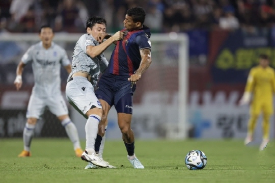 수원 FC 로페즈는 교체 투입 후 6분 만에 퇴장당했다(사진=한국프로축구연맹)