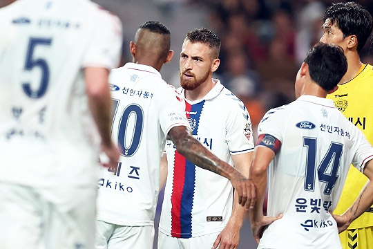 아쉬워하는 수원 FC 선수들(사진=한국프로축구연맹)