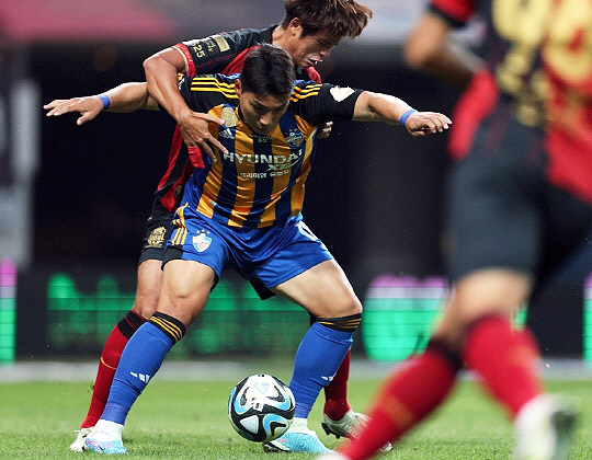 울산 현대 스트라이커 주민규(사진 왼쪽)(사진=한국프로축구연맹)