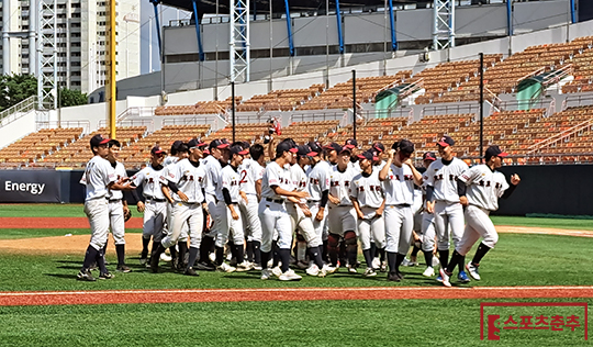 봉황대기 4강 진출 뒤 환호하는 경동고 선수단(사진=스포츠춘추 김종원 기자)