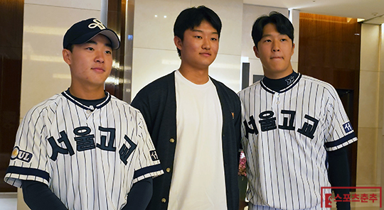 9월 14일 KBO 신인 드래프트 현장에 모인 서울고 3학년 트리오. 여동건(사진 왼쪽부터), 보스턴 이찬솔,