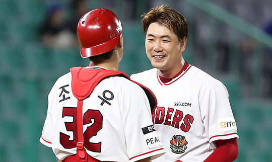 SSG 3년차 신예 포수 조형우(사진 왼쪽부터), 좌완 베테랑 김광현(사진=SSG)