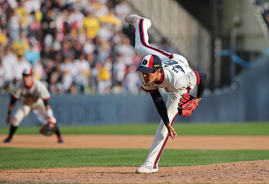 박신지의 와일드한 투구폼(사진=두산)