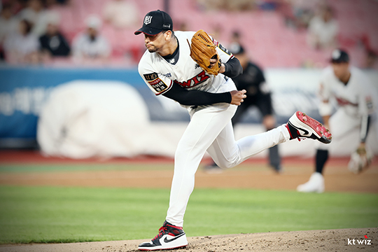 2023시즌 KT 대체 외국인 선수로 중도 합류한 윌리엄 쿠에바스는 12승 무패 맹활약을 펼쳤다(사진=KT)