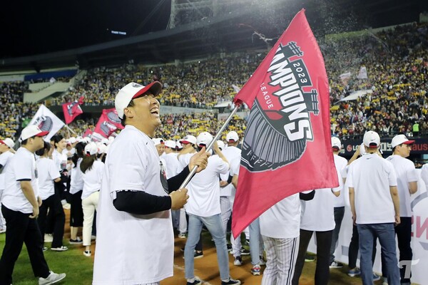 우승 기쁨을 만끽하는 김현수(사진=LG)