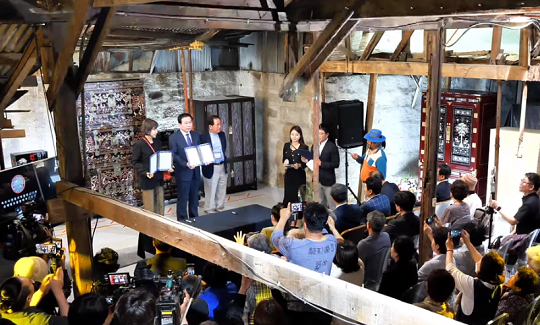 지난 5월 17일 목포시에서 열린 손 전 의원의 나전칠기 기증식