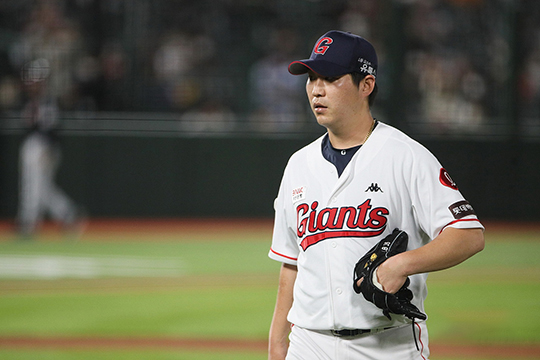 10월 10일 서울 잠실구장에서 열린 LG 트윈스와의 올 시즌 마지막 맞대결에 선발 등판한 이인복(사진=롯데 자이언츠)