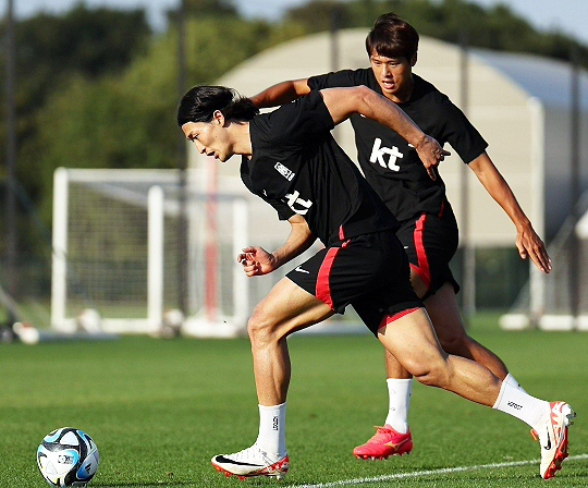 한국 축구 대표팀 공격수 조규성(사진 왼쪽)과 훈련 중인 김주성(사진=대한축구협회)
