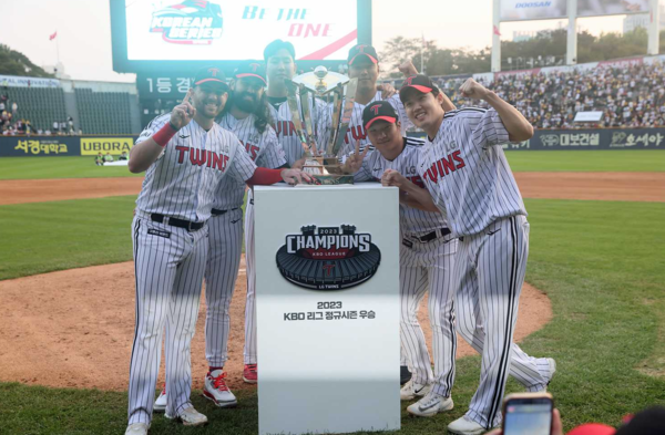 동료들과 함께 우승 트로피 기념촬영을 한 임찬규(사진=LG)