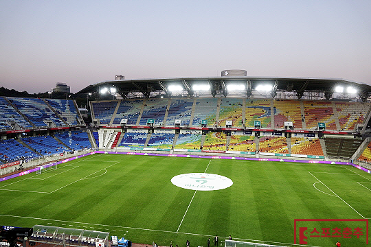 10월 17일 한국 축구 대표팀과 베트남의 친선경기가 펼쳐질 수원월드컵경기장(사진=스포츠춘추 이근승 기자)