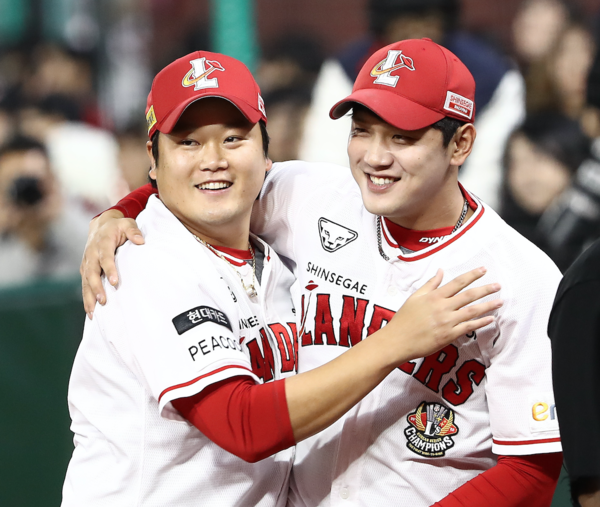 김태훈과 서진용(사진=SSG)