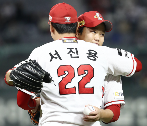 서진용과 포옹하는 김태훈(사진=SSG)