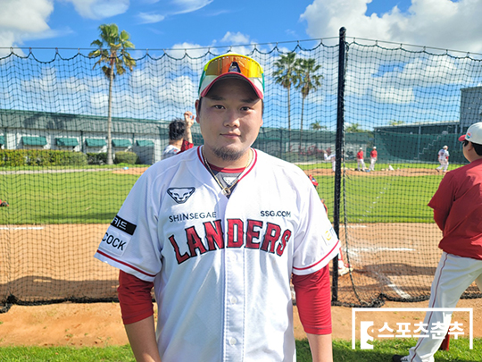 미국 플로리다주 베로비치 재키로빈슨 트레이닝콤플렉스에서 만난 김태훈(사진=스포츠춘추)