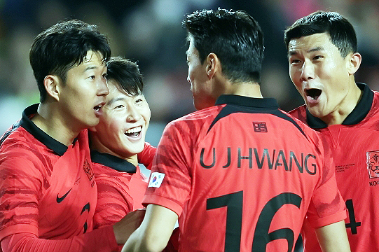 이강인(사진 맨 왼쪽에서 두 번째)이 득점 후 동료들과 기쁨을 나누고 있다(사진=대한축구협회)