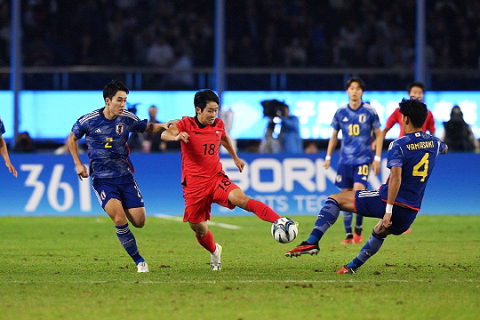 아시안게임 금메달을 목에 걸고 PSG로 복귀하는 이강인(사진=대한축구협회)