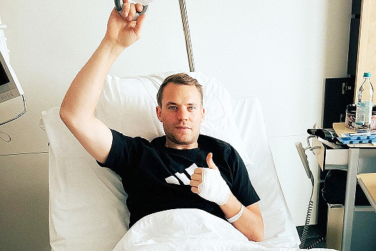 다리 수술 후 SNS로 소식을 전했던 마누엘 노이어(사진=마누엘 노이어 SNS)