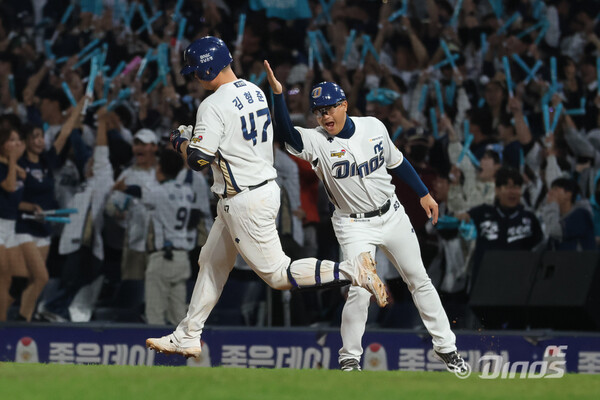 홈런을 치고 그라운드를 도는 김형준(사진=NC)