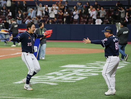 우승 확정 뒤 김태형 감독에게 안기려고 달려가는 배영수(사진=두산)
