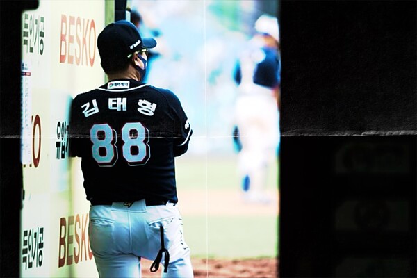 그라운드를 바라보는 김태형 감독(사진=두산)